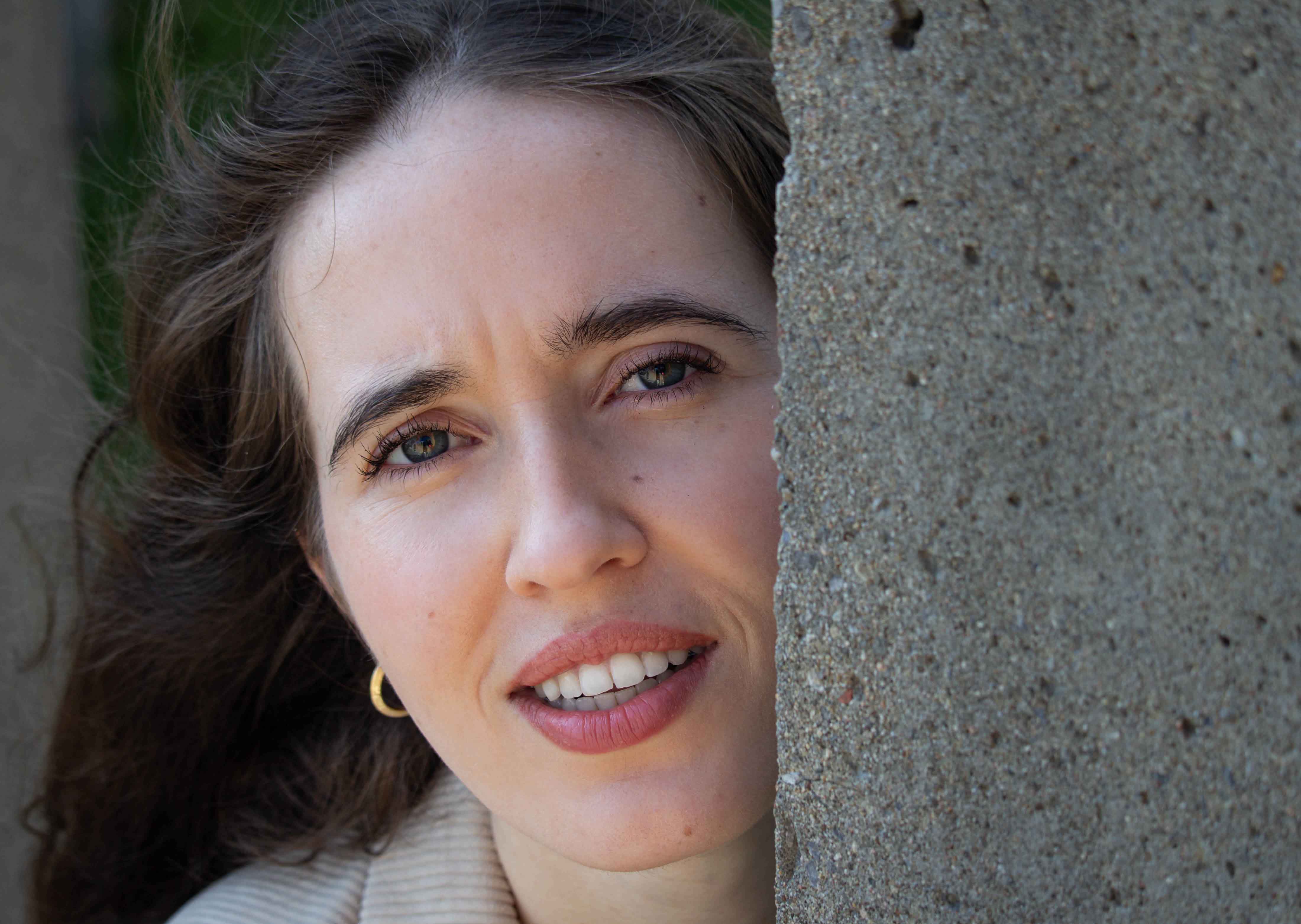 BigBong Photography: Woman with Blue Eyes Peeking from Wall